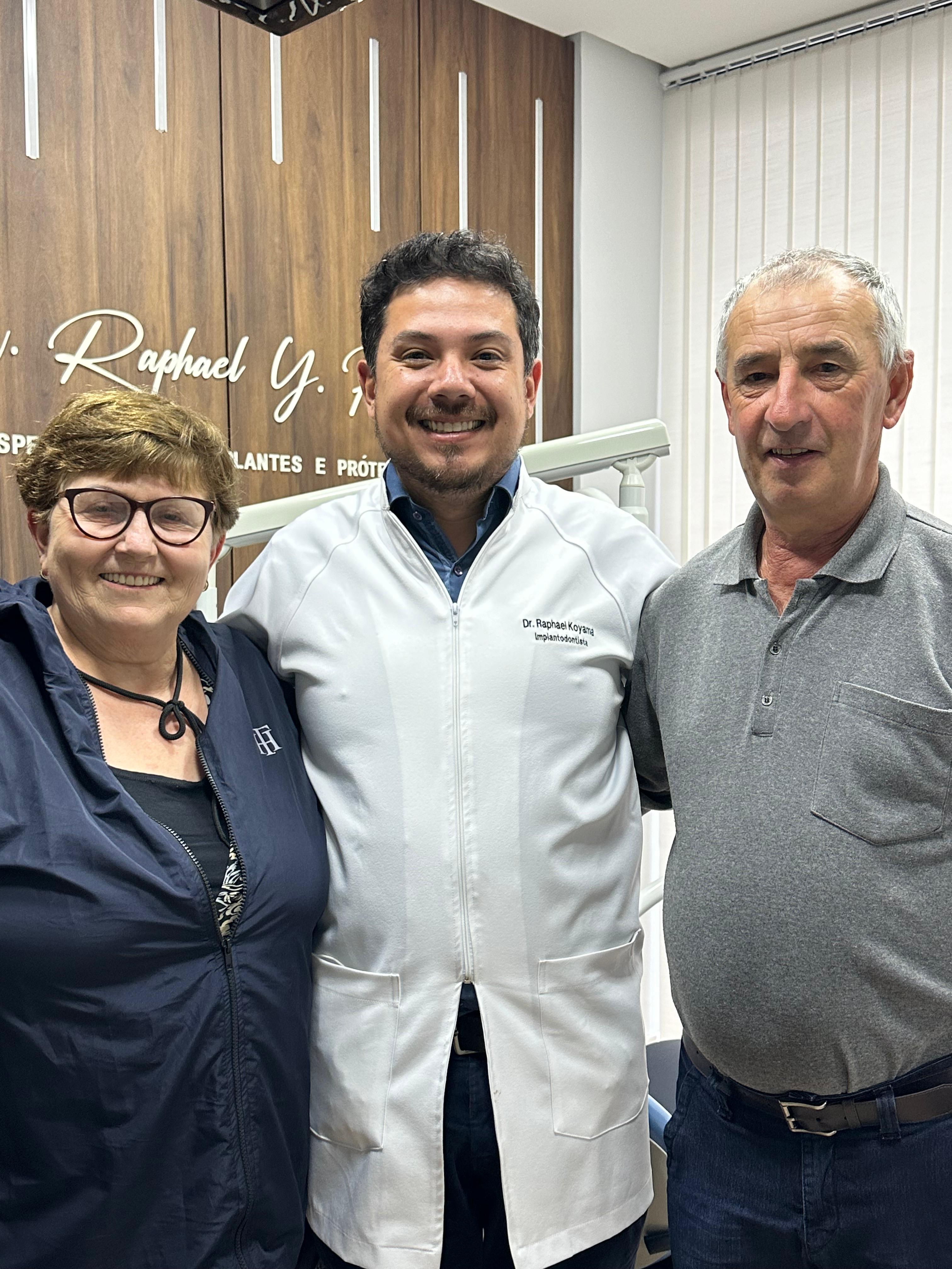 Dr. Raphael Koyama com pacientes no consultório